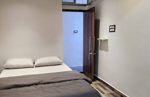 Pallavaram Bed & Breakfast | Stylish Comfy Room near Airport