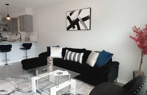 Johnson Apartment | Stylish Condo @ Heart of NWA. Close to Mall & Lake