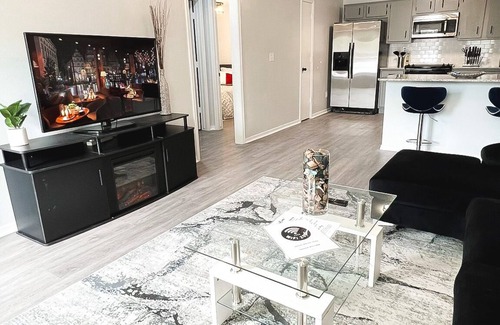 Johnson Apartment | Stylish Condo @ Heart of NWA. Close to Mall & Lake