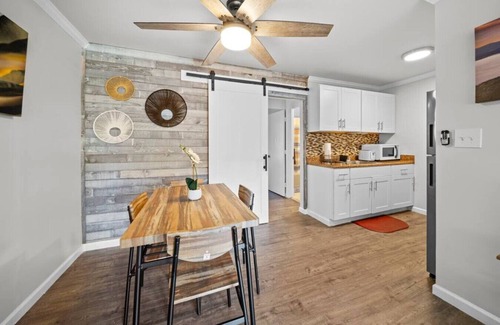 Ferndale Apartment | Stylish cozy 1 Bedroom Apartment in Ferndale MI