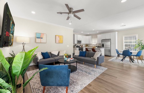 Jefferson Park House | Stylish & Cozy New Bungalow - 10min to Midtown!
