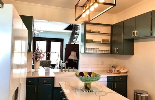 Taylor House | STYLISH COZY URBAN OASIS IN DOWNTOWN TAYLOR WITH POOL