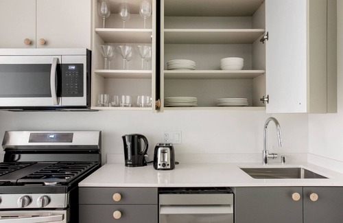 Palms Apartment | Stylish Culver City 1BR w/Gym & Roof Terrace, nr 405, by Blueground