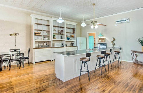 Denison Apartment | Stylish Denison Apt at the Heart of Main St!