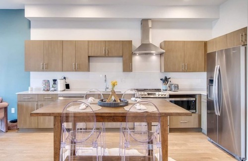 Edgehill Condo | Stylish downtown condo w/pool & parking