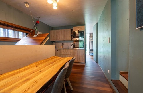 Maubray House | Stylish Escape with Views