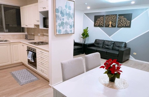 Kingswood House | Stylish Family House - Convenient Stay!