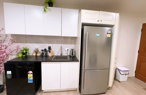 Kingswood House | Stylish Family House - Convenient Stay!