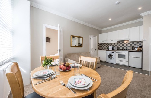 Brondesbury Park Apartment | Stylish Flat 12 minutes (tube)to Oxford Street ,Central London,sleeps 6,parking.