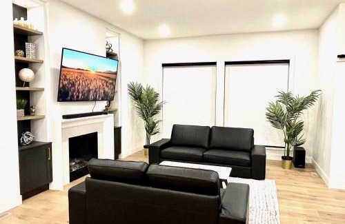 Willoughby Villa | Stylish, Glamorous & Serene 6BR Villa, Near Vancouver, Oasis for Groups and Large Families
