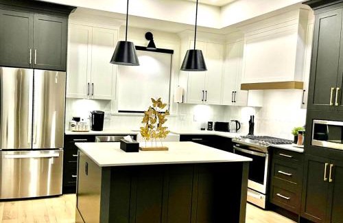 Willoughby Villa | Stylish, Glamorous & Serene 6BR Villa, Near Vancouver, Oasis for Groups and Large Families