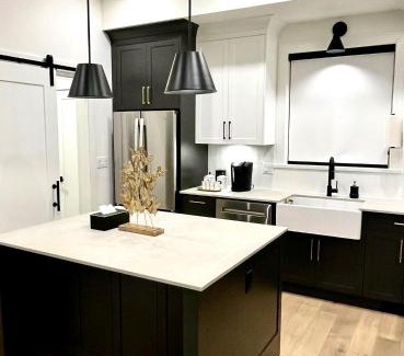 Willoughby Villa | Stylish, Glamorous & Serene 6BR Villa, Near Vancouver, Oasis for Groups and Large Families