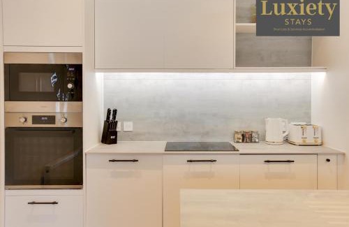 Westcliff-on-Sea Apartment | Stylish & Gorgeous 1BR Excellent Location Nr Cliffs Pavillion by Luxiety Stays Serviced Accommodation