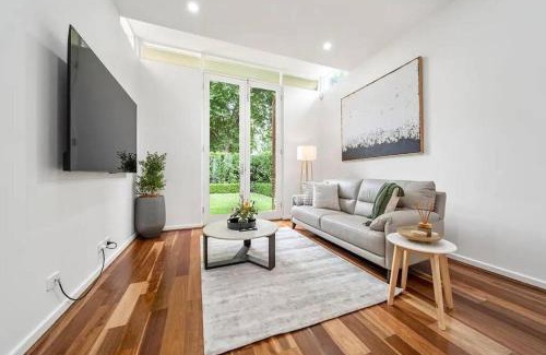North Adelaide House | Stylish Home, Family - Walk to Pub,Cafes, 1KM CBD!