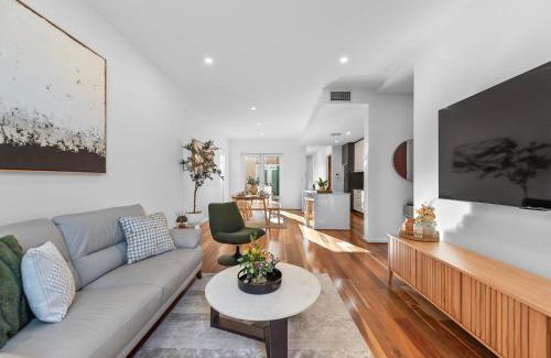 North Adelaide House | Stylish Home, Family - Walk to Pub,Cafes, 1KM CBD!