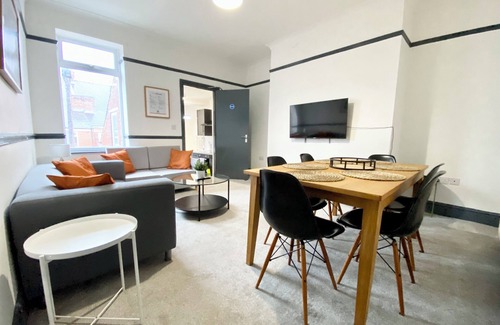Gateshead House | Stylish Maisonette close to Newcastle City Centre