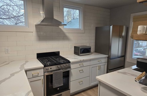 Fifth Ward Apartment | Stylish Modern Studio in Vibrant Walker's Point
