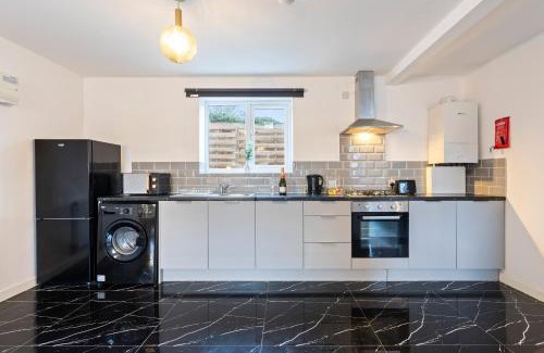 Cradley Heath Apartment | Stylish New Apartment - Free Wifi & Netflix - Top Rated - 3MH