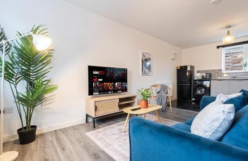 Cradley Heath Apartment | Stylish New Apartment - Free Wifi & Netflix - Top Rated - 3MH
