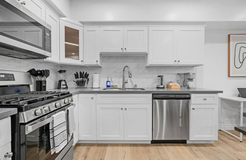 Compton House | Stylish New home Near DTLA, Disneyland, SOFI