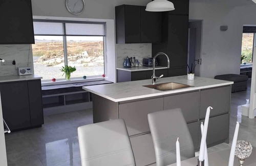 Ballyconneely House | Stylish newly built house 3 Bedroom and 3 bathroom family & Pet friendly.