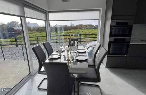 Ballyconneely House | Stylish newly built house 3 Bedroom and 3 bathroom family & Pet friendly.