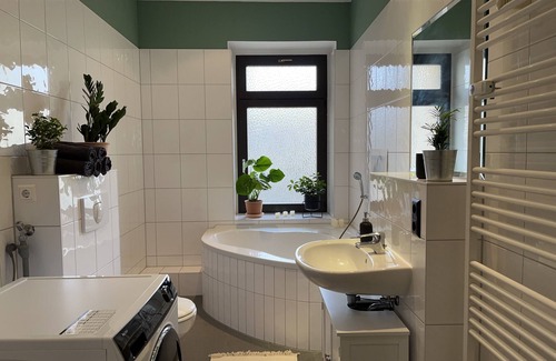 Reudnitz-Thonberg Apartment | Stylish old building with balcony (10 min to center)