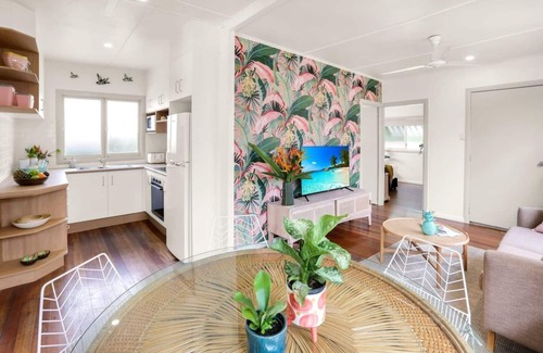 Parramatta Park House | Stylish & Pet-Friendly Getaway – Your Tropical Escape Awaits