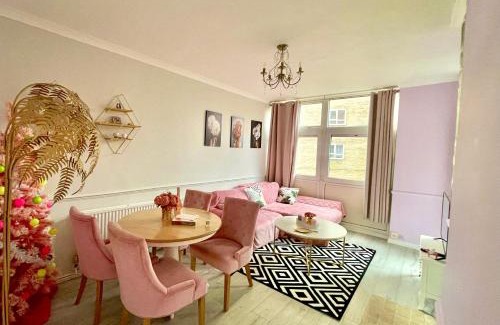 West Hill Apartment | Stylish Pink Oasis in Wimbledon