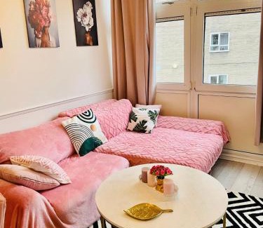 West Hill Apartment | Stylish Pink Oasis in Wimbledon