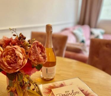 West Hill Apartment | Stylish Pink Oasis in Wimbledon