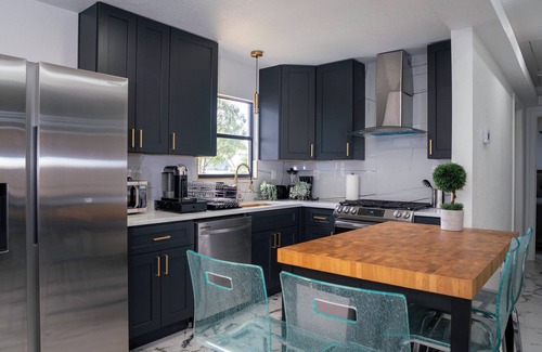 Shearer Hills - Ridgeview House | Stylish~Renovated 4Br/2BAT 3MinAirport 10 Min Downtown Central Location