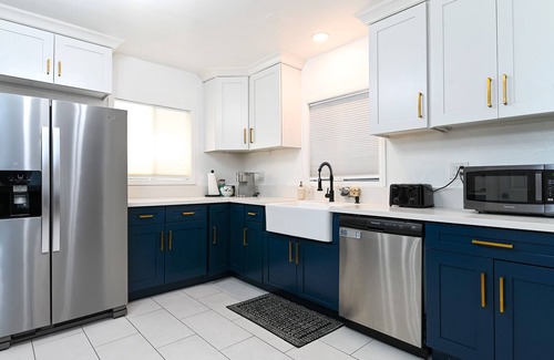 Belmont Heights House | Stylish, Renovated 3BDR Private Bungalow – 5 Min walk to Beach and Pet Friendly