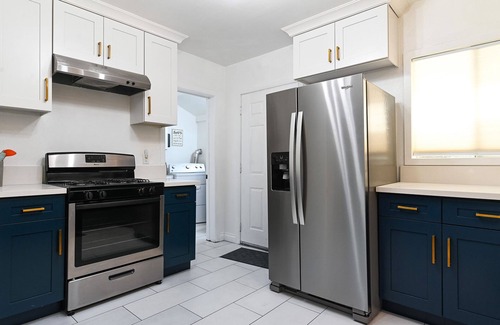Belmont Heights House | Stylish, Renovated 3BDR Private Bungalow – 5 Min walk to Beach and Pet Friendly