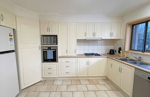 Wheelers Hill House | Stylish Retreat at Wheelers Hill 5BRM