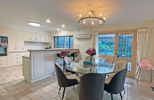 Wheelers Hill House | Stylish Retreat at Wheelers Hill 5BRM
