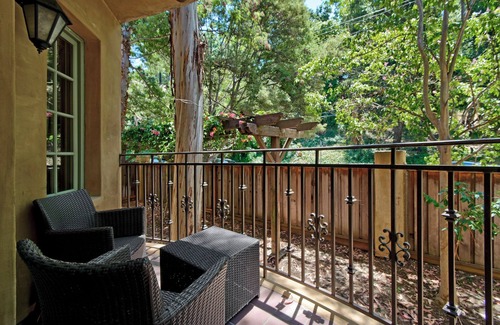 Los Gatos Hotel | Stylish Room with Outdoor Pool, Free Parking & Pets Friendly in California