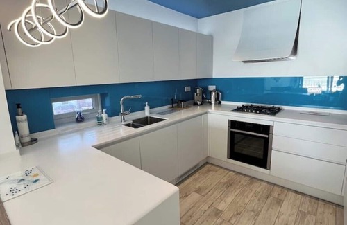 West Kirby Apartment | Stylish Seafront Flat & Balcony: Something Special