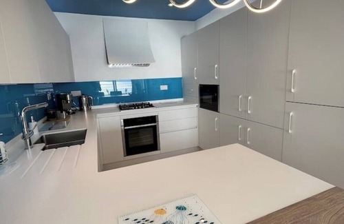 West Kirby Apartment | Stylish Seafront Flat & Balcony: Something Special