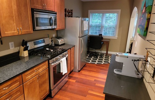 Shirlington House | Stylish, Serene Shirlington Retreat - Close to DC, Ideal for Business or Leisure