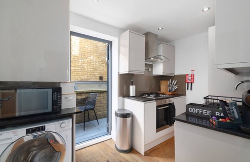 Weavers Apartment | Stylish Shoreditch Apartment Sleeps 4 with Balcony and within Popular Location