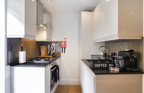 Weavers Apartment | Stylish Shoreditch Apartment Sleeps 4 with Balcony and within Popular Location