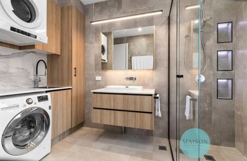 The Hill Apartment | Stylish Sophistication with Leafy Newcastle Views!