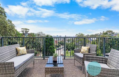 The Hill Apartment | Stylish Sophistication with Leafy Newcastle Views!