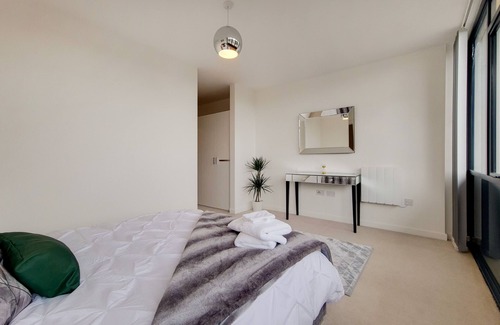 Wimbledon Park House | Stylish Spacious Duplex Apt With Parking
