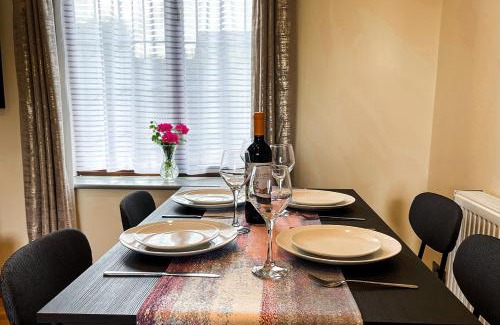 Saintbury House | Stylish Stratford upon Avon Stay - Gated Parking - Sleeps 6
