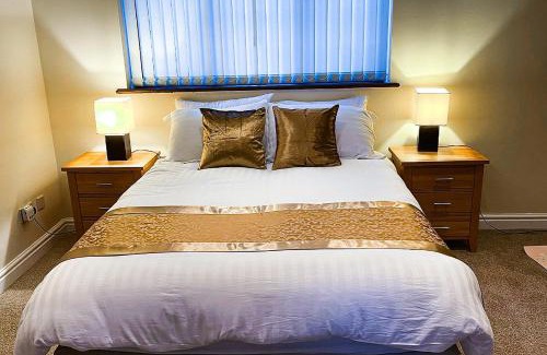 Saintbury House | Stylish Stratford upon Avon Stay - Gated Parking - Sleeps 6