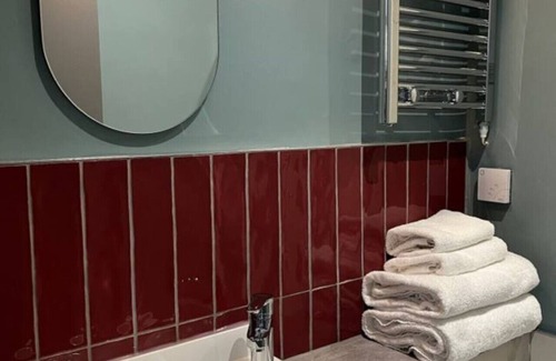 Innerleithen Apartment | Stylish studio room, king, en-suite & kitchenette (room1)