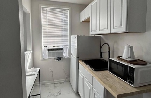 Point Breeze Apartment | Stylish Studio in Vibrant Urban Neighborhood WiFi Ample Closet Space, TV