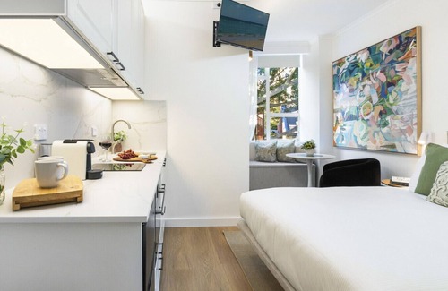 Darling Point Apartment | Stylish Studio with Rooftop Harbour Views